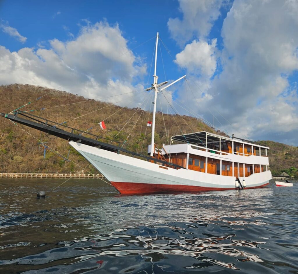 Kapal Phinisi Labuan Bajo